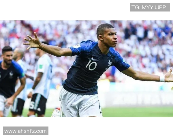 足球明星化身王菲展现独特魅力引发粉丝热议与追捧